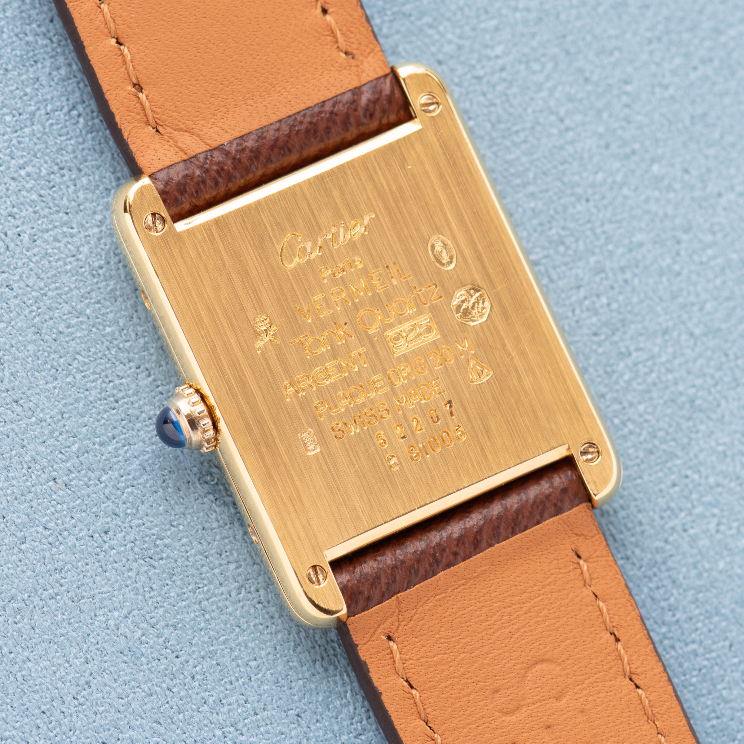 Vue de Cartier Must de Cartier Tank GM — cadran ivoire cloisonné — Réf. 6 81006 — 1980